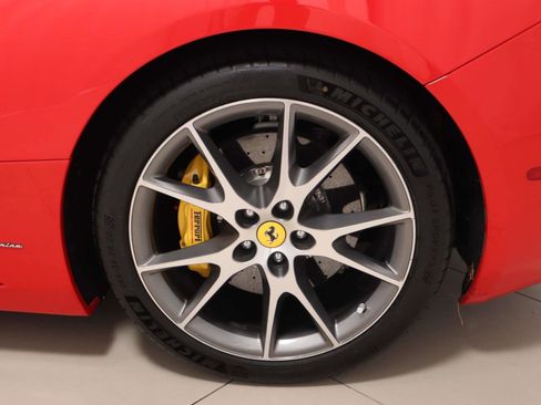 Used 2014 Ferrari California RWD image 19