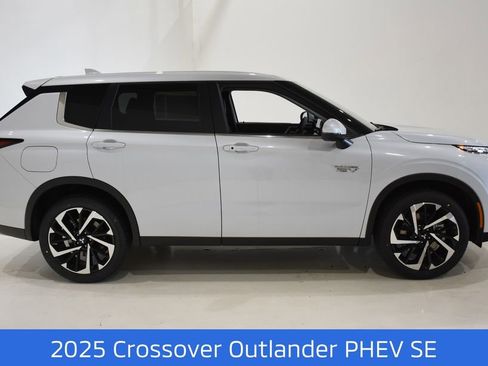 New 2025 Mitsubishi Outlander SE image 3