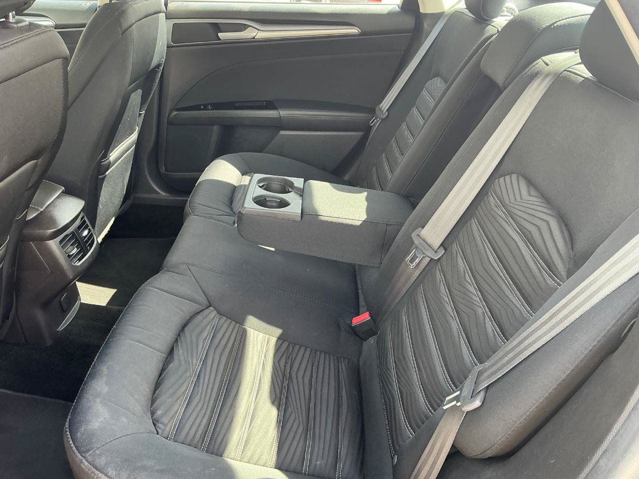 Used 2016 Ford Fusion SE FWD image 14