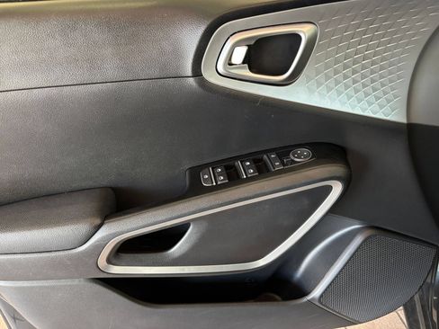 Used 2025 Kia Soul LX w/ LX Technology Package FWD image 18