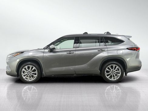 Used 2025 Toyota Highlander Limited AWD/4WD image 2