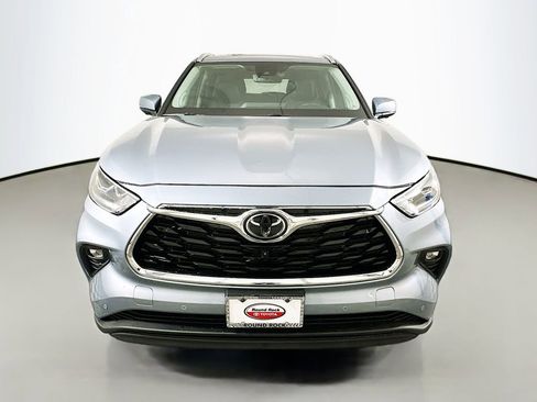 Used 2024 Toyota Highlander Limited FWD image 2