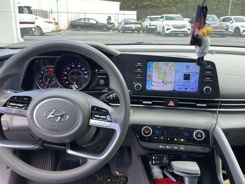 Used 2022 Hyundai Elantra SEL FWD image 13
