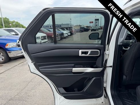 Used 2021 Ford Explorer XLT AWD/4WD image 16