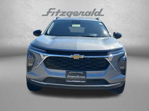 Certified 2025 Chevrolet Trax LT FWD image 3