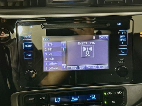 Used 2017 Toyota Corolla SE image 19