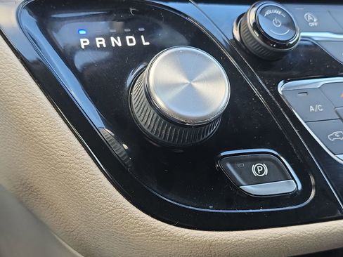 Used 2019 Chrysler Pacifica Limited image 23