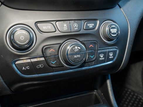 Used 2019 Jeep Cherokee Latitude Plus w/ Comfort/Convenience Group image 15