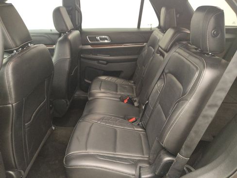 Used 2018 Ford Explorer Platinum image 18