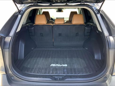 Used 2020 Toyota RAV4 LE AWD/4WD image 18