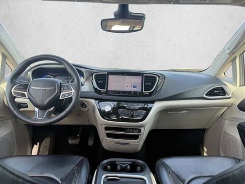 Used 2023 Chrysler Pacifica Touring-L FWD image 10
