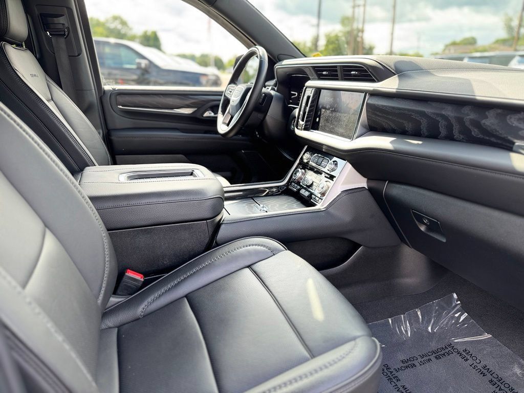 Used 2023 GMC Yukon Denali w/ Advanced Technology Package AWD/4WD image 11