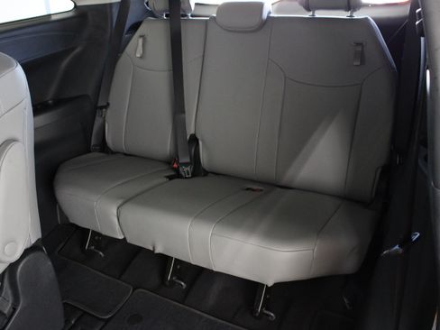 Used 2026 Toyota Sienna XLE FWD image 32