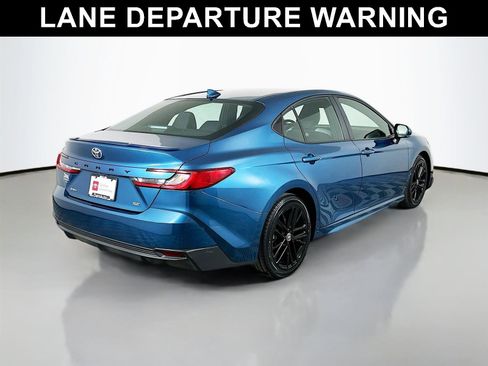 Used 2025 Toyota Camry SE image 7