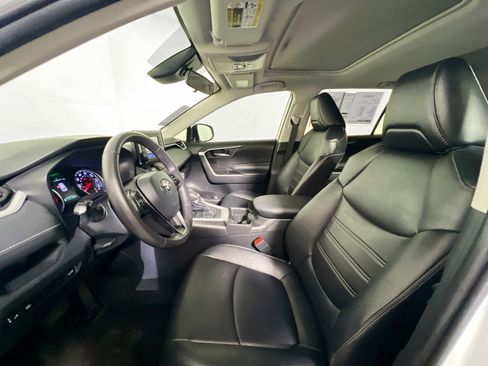 Used 2021 Toyota RAV4 XLE Premium image 14