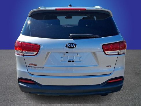 Used 2017 Kia Sorento AWD image 5