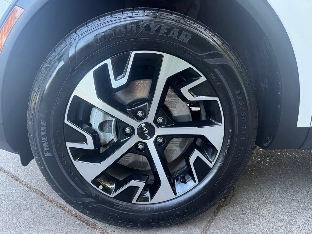 Used 2025 Kia Sportage EX AWD/4WD image 9