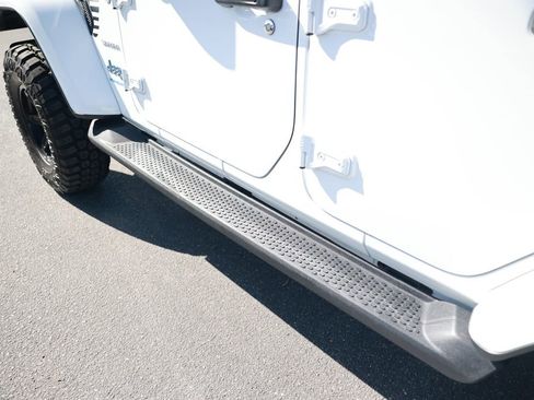 Used 2023 Jeep Wrangler Unlimited Sahara AWD/4WD image 15