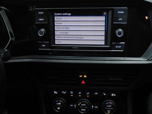 Used 2019 Volkswagen Jetta SE w/ Cold Weather Package image 16