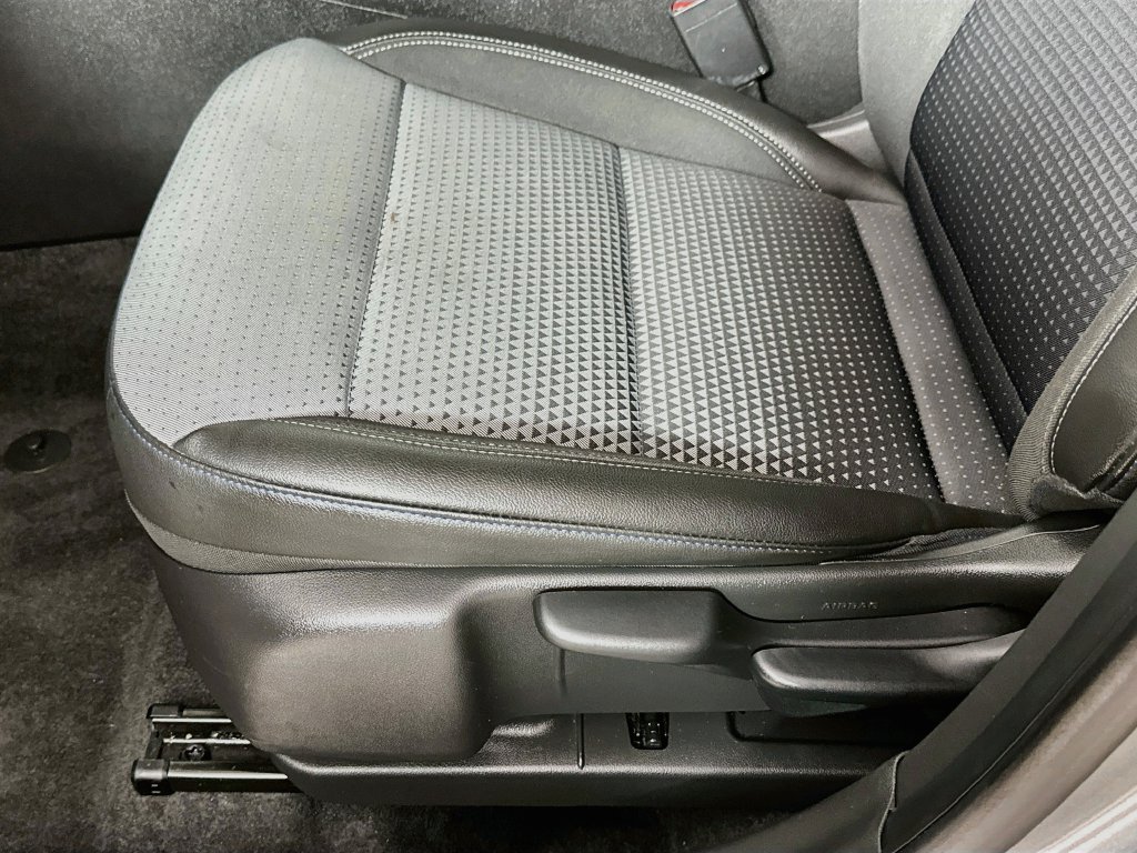 Used 2025 Chevrolet Trax LT w/ LT Convenience Package FWD image 9