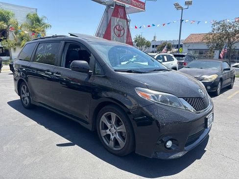 Used 2017 Toyota Sienna SE Premium FWD image 2