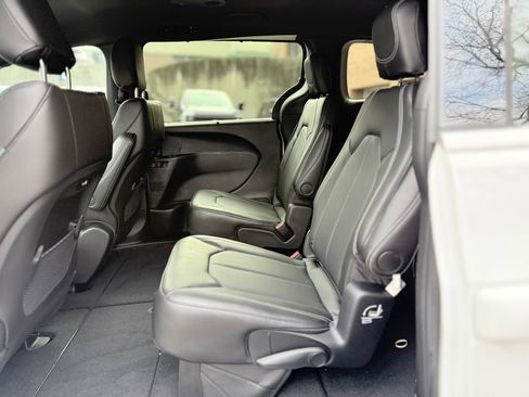 New 2026 Chrysler Pacifica Select image 13
