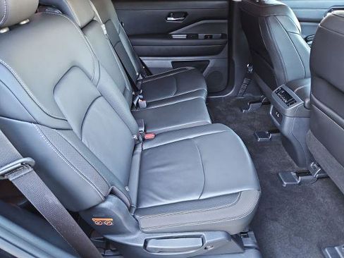 Certified 2025 Nissan Pathfinder SL image 21