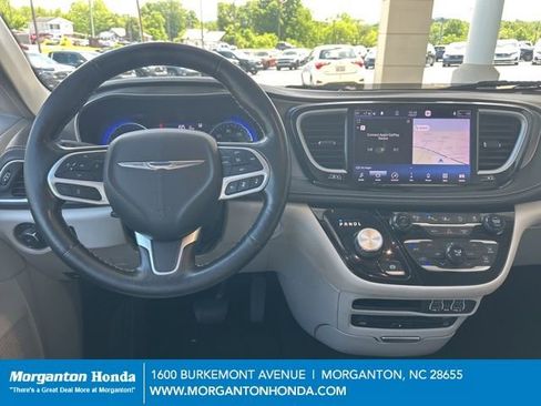 Used 2021 Chrysler Pacifica Touring-L w/ Uconnect Theater Family Group FWD image 15
