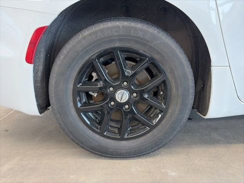 Certified 2022 Chrysler Pacifica Touring-L image 8