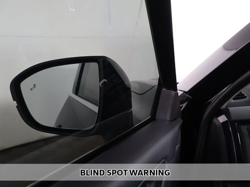 Used 2024 Nissan Pathfinder S image 3