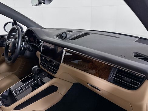 Certified 2022 Porsche Macan image 29