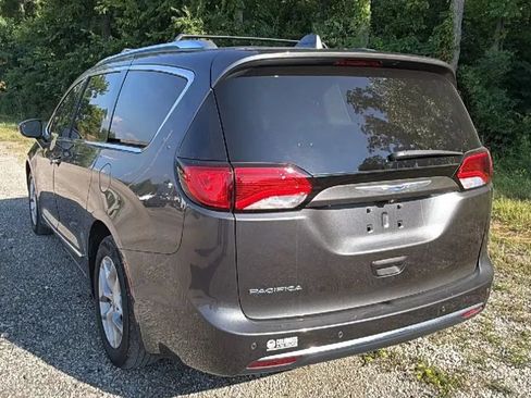 Used 2018 Chrysler Pacifica Touring-L w/ Tire & Wheel Group FWD image 8