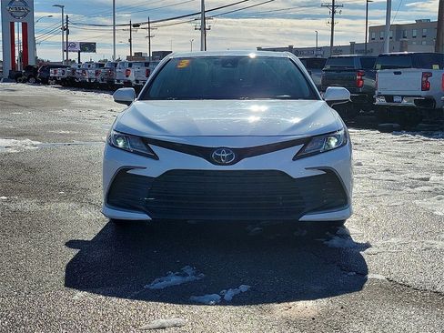 Used 2023 Toyota Camry LE image 3