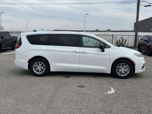 New 2026 Chrysler Pacifica Select image 2