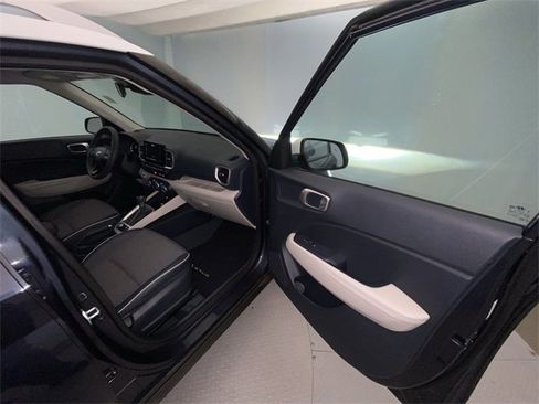 Used 2025 Hyundai Venue Limited image 24
