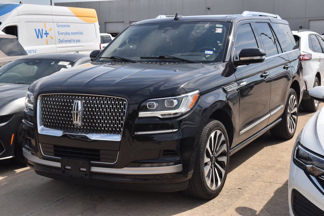 Used 2024 Lincoln Navigator Reserve AWD/4WD image 2