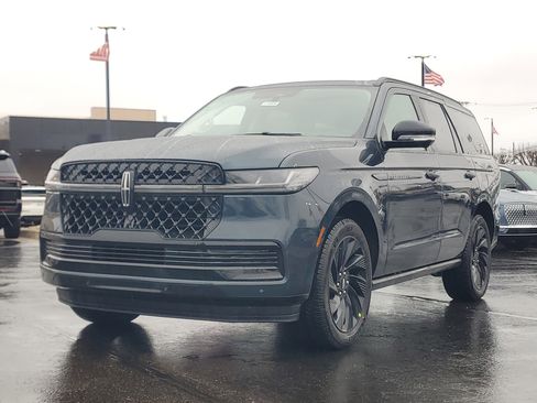 New 2026 Lincoln Navigator Reserve w/ Jet Appearance Package image 2