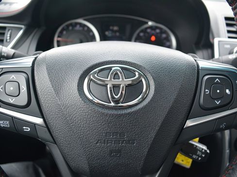 Used 2017 Toyota Camry SE image 11