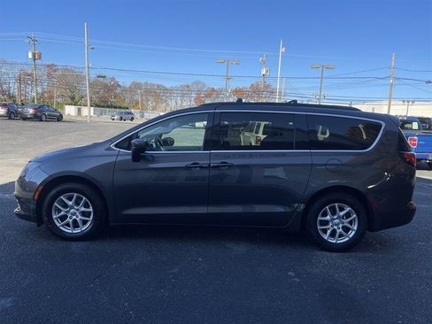 Used 2017 Chrysler Pacifica Touring image 5