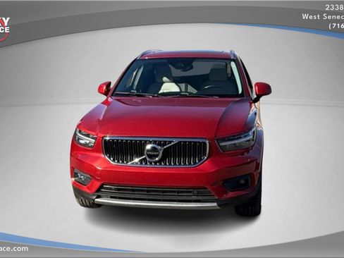 Used 2019 Volvo XC40 T5 Momentum image 2