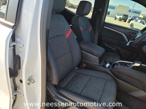 Used 2024 Chevrolet Colorado Z71 w/ Z71 Convenience Package 2 image 12