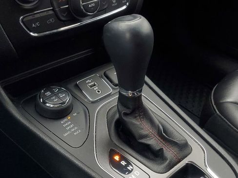 Used 2020 Jeep Cherokee Trailhawk w/ Cold Weather Group image 28