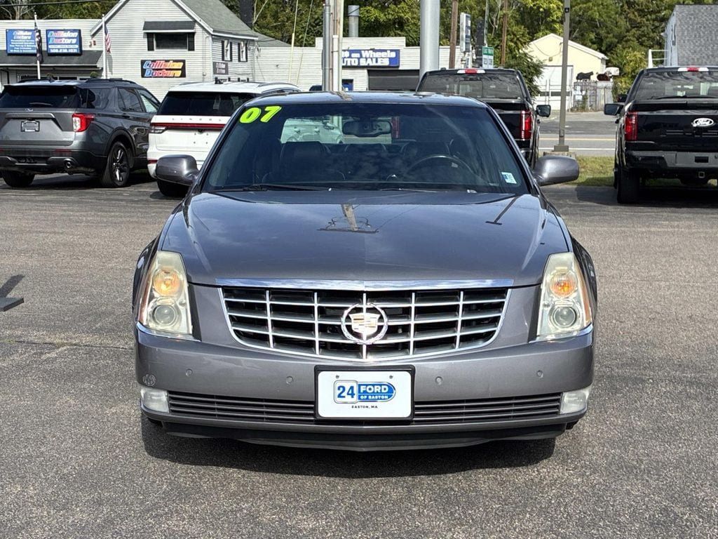 Used 2007 Cadillac DTS Luxury I w/ Sun And Navigation Package FWD image 2