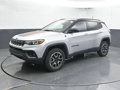 Used 2025 Jeep Compass Trailhawk AWD/4WD image 7