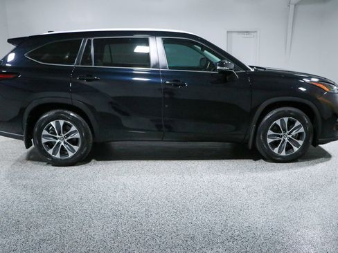 Used 2024 Toyota Highlander XLE FWD image 6