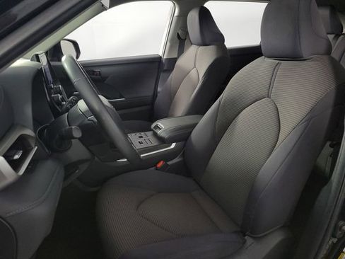 Used 2024 Toyota Highlander LE AWD/4WD image 14