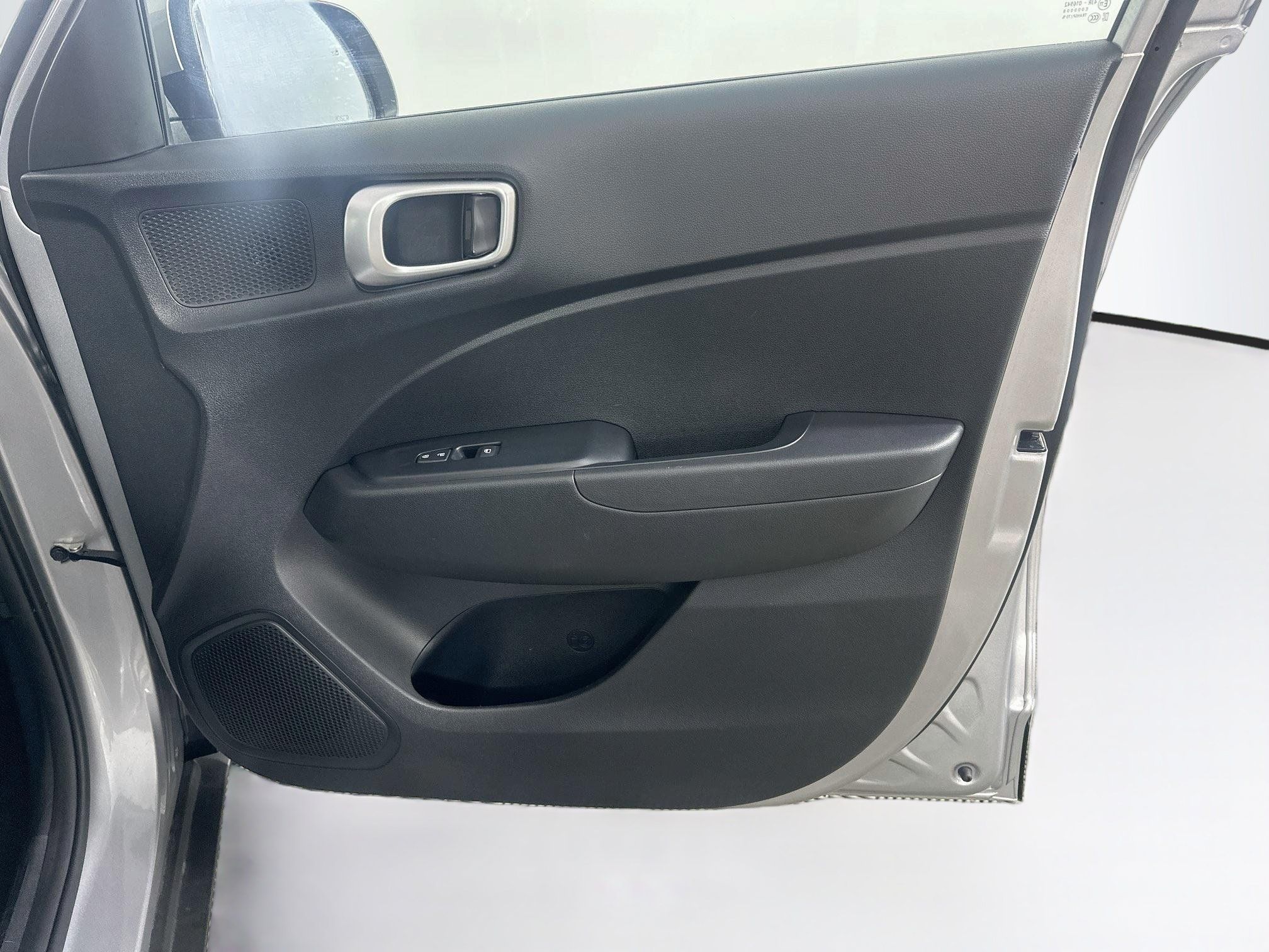 Used 2025 Hyundai Venue SEL FWD image 31
