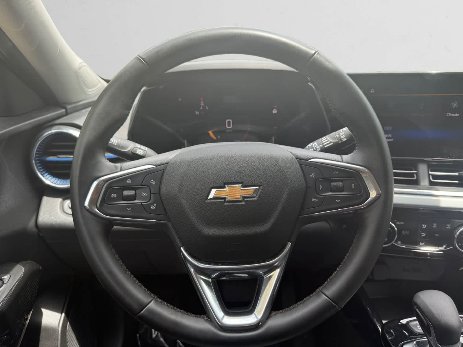 Used 2025 Chevrolet Trax LT w/ LT Convenience Package FWD image 11