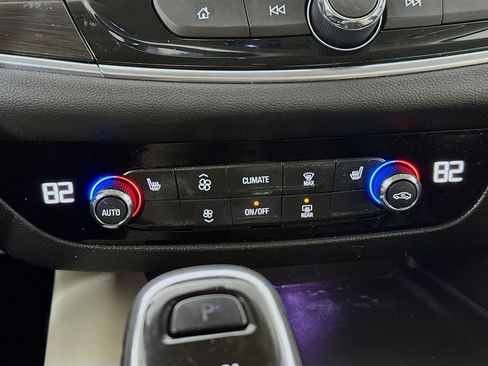 Used 2019 Buick Enclave Essence image 13