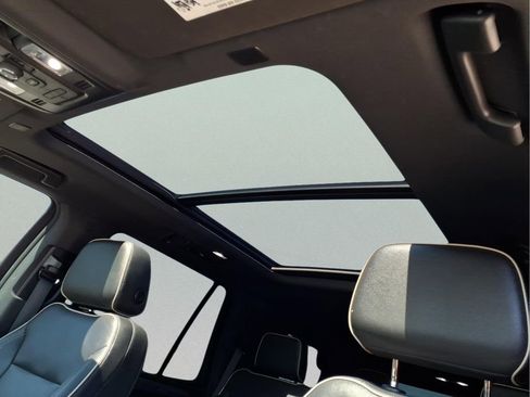 Used 2022 GMC Yukon SLT w/ SLT Premium Package image 12